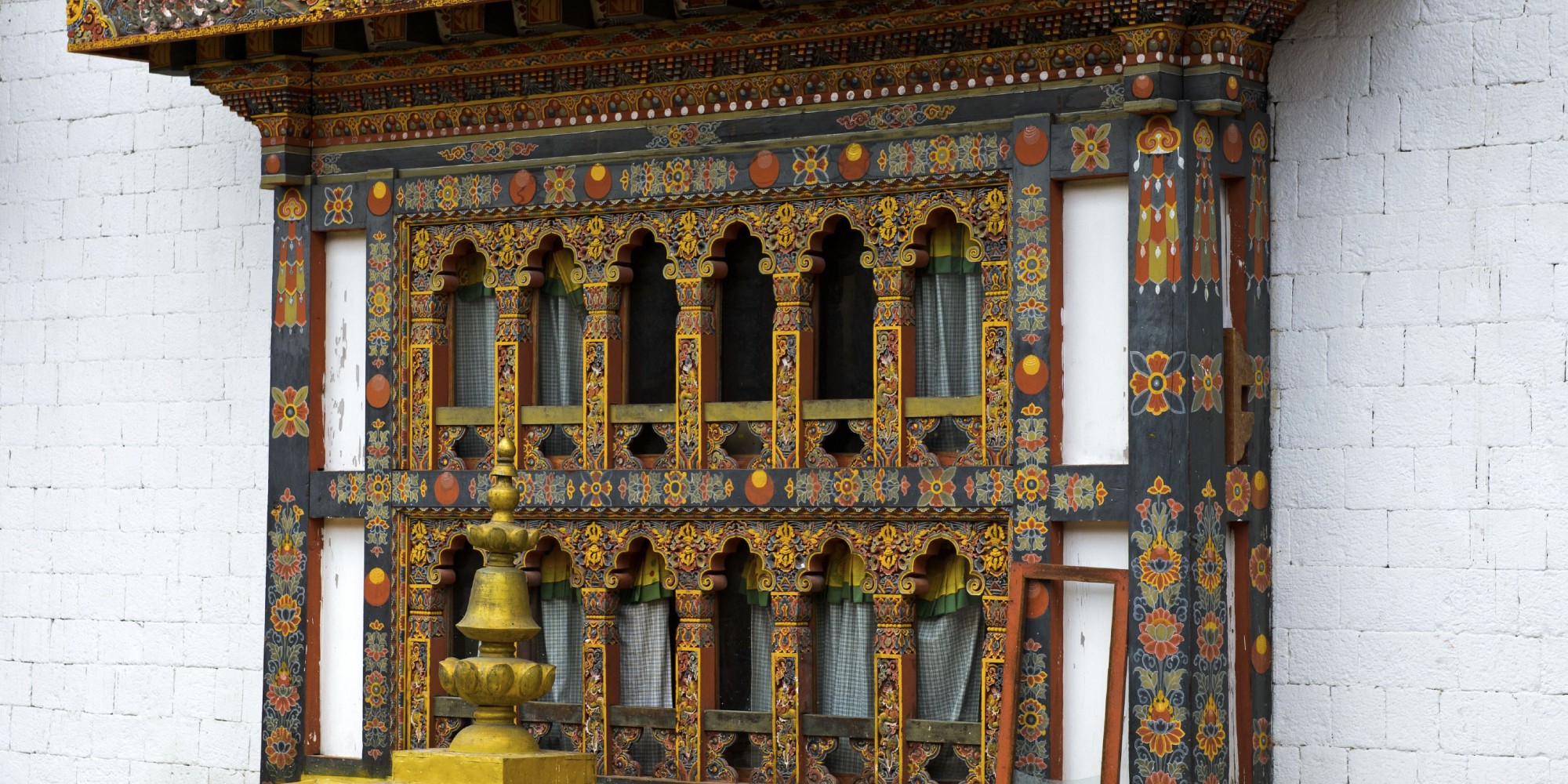 Richly ornated windows and bay windows in the monastery and fortress Punakha Dzong, Punakah, Bhutan